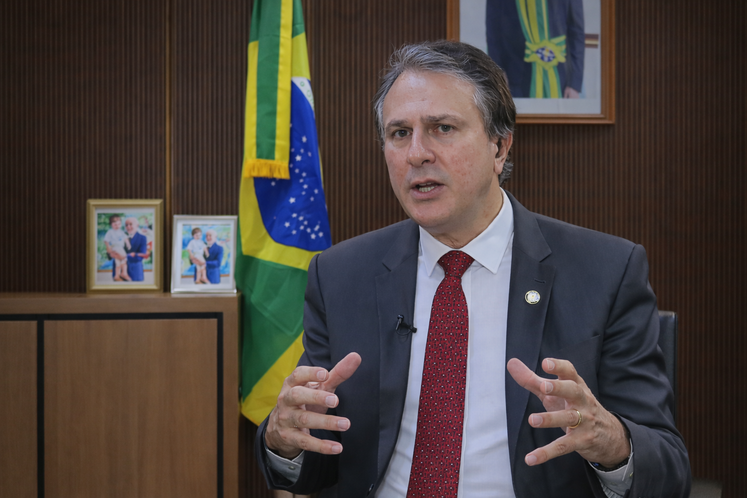 Camilo Santana avalia deixar o MEC para atuar nas campanhas de Lula e Elmano