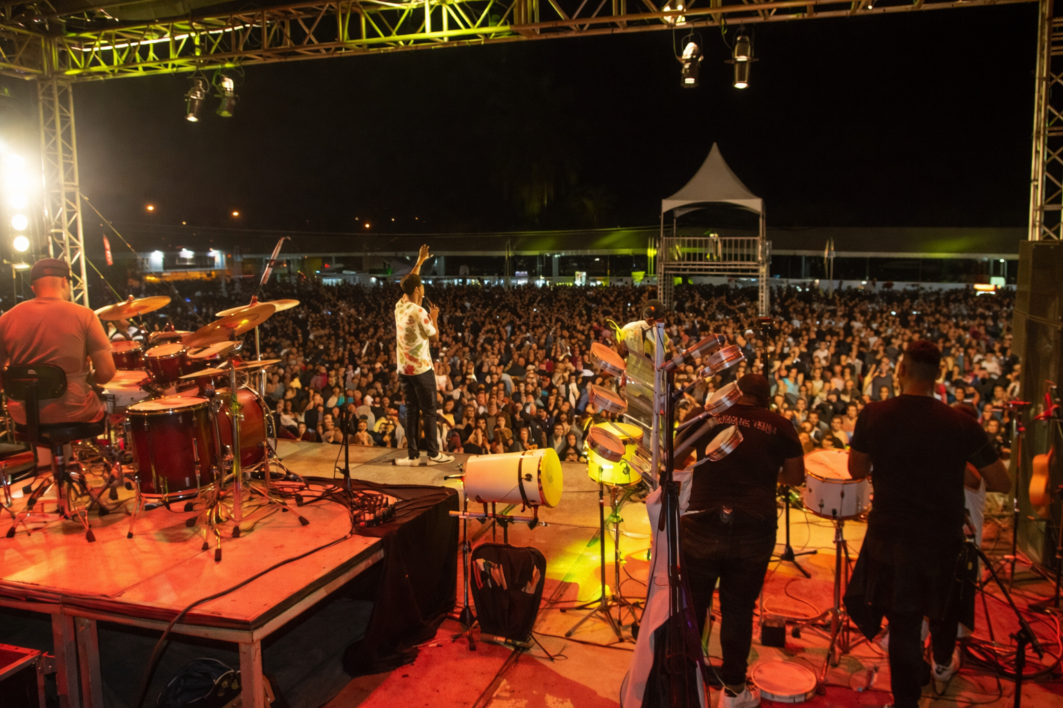 Prefeitos do Ceará se unem contra altos cachês de bandas e aumento de custos em eventos