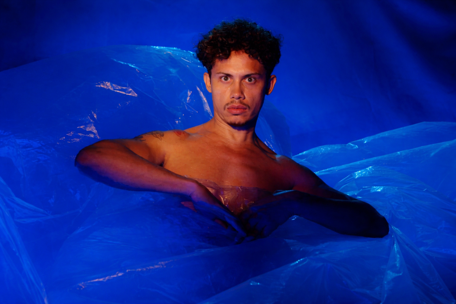 Silvero Pereira debate violência, infância e preconceito em espetáculo no Theatro José de Alencar