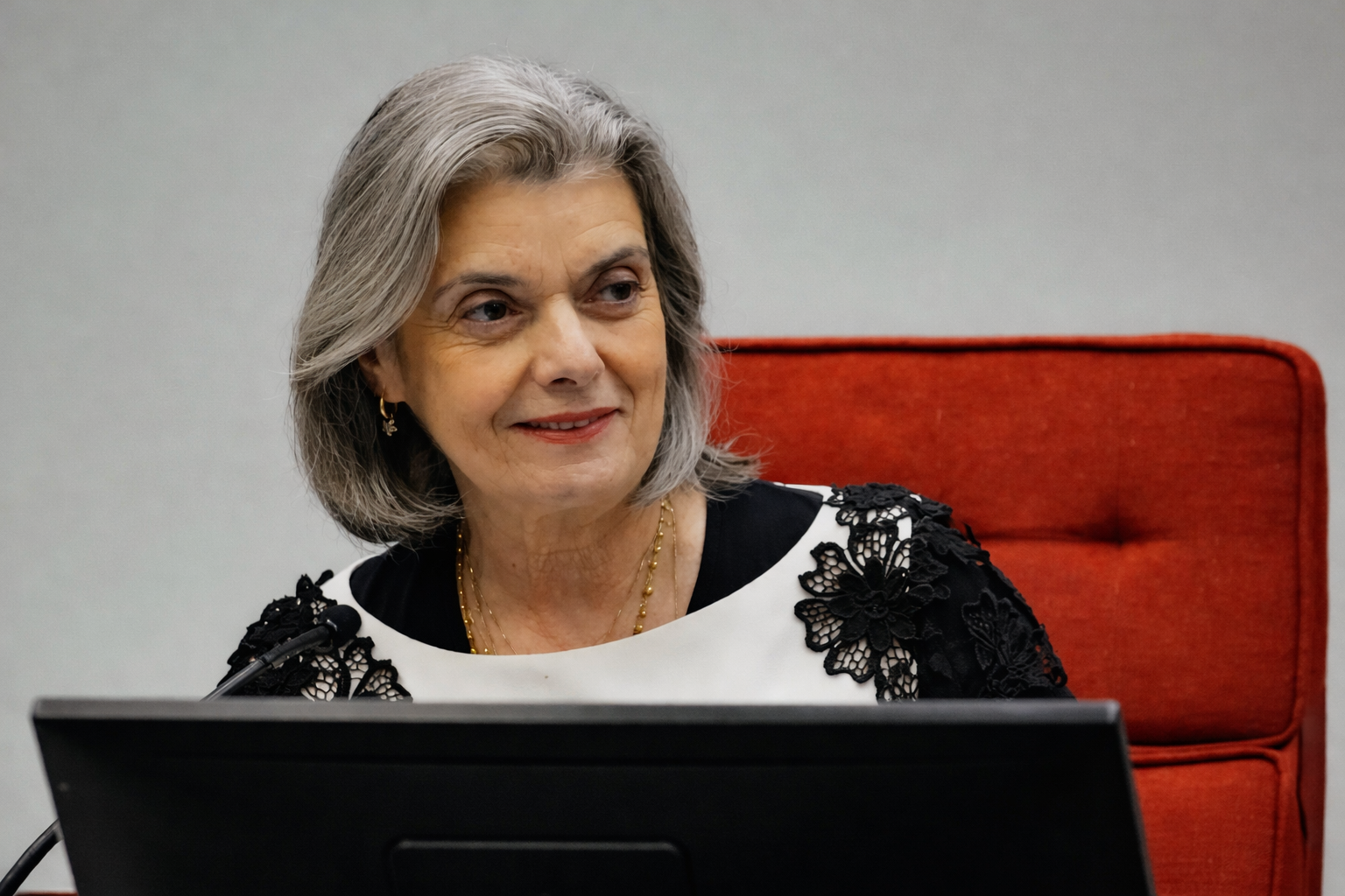 Cármen Lúcia será relatora do código de conduta no STF, anuncia Edson Fachin