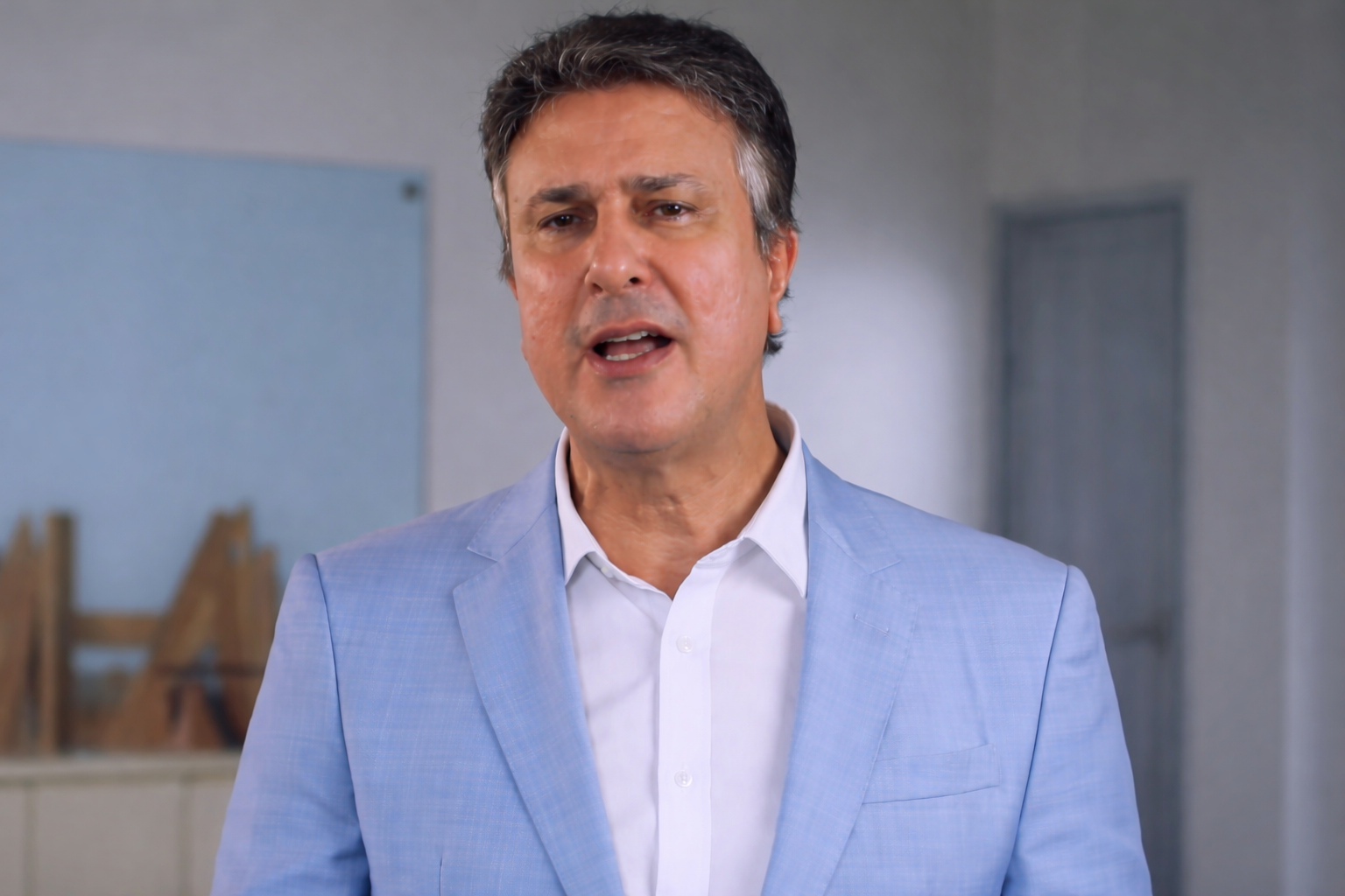 Camilo Santana faz pronunciamento em rede nacional sobre volta às aulas e uso de celulares