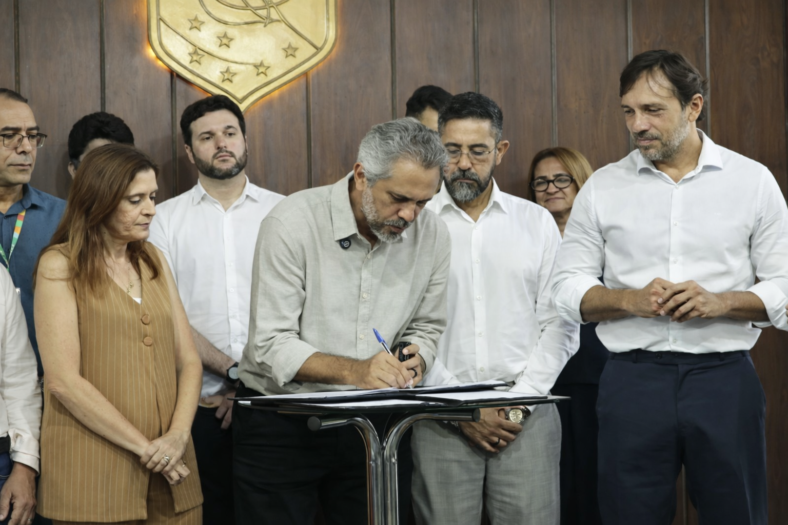 Elmano autoriza concurso para 2 mil professores e sanciona reajuste de 5,4% para o magistério cearense