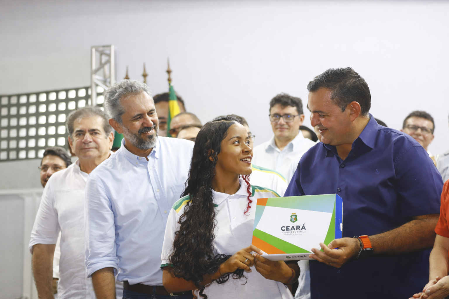 Governo do Ceará entrega mais de 400 tablets a estudantes do ensino médio de Jijoca de Jericoacoara