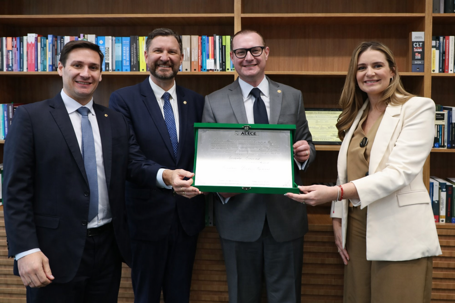 Ministro do STF Cristiano Zanin recebe título de cidadão cearense das mãos do presidente da Alece Romeu Aldigueri em Brasília