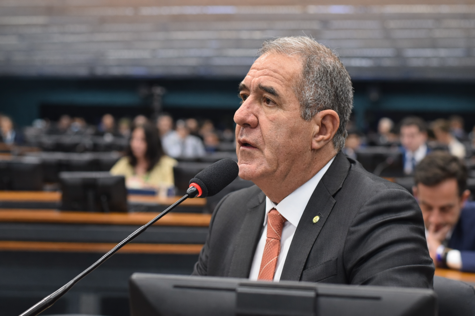 Deputado Luiz Gastão defende 40h semanais como solução para escala 6x1