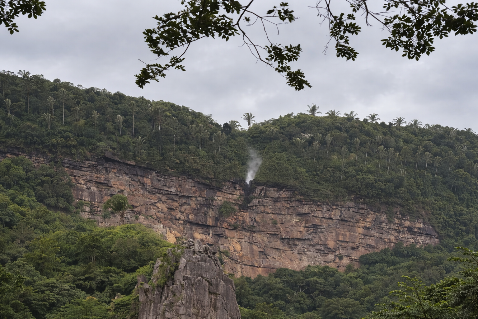 Vídeo de cachoeira invertida em Ubajara viraliza nas redes sociais