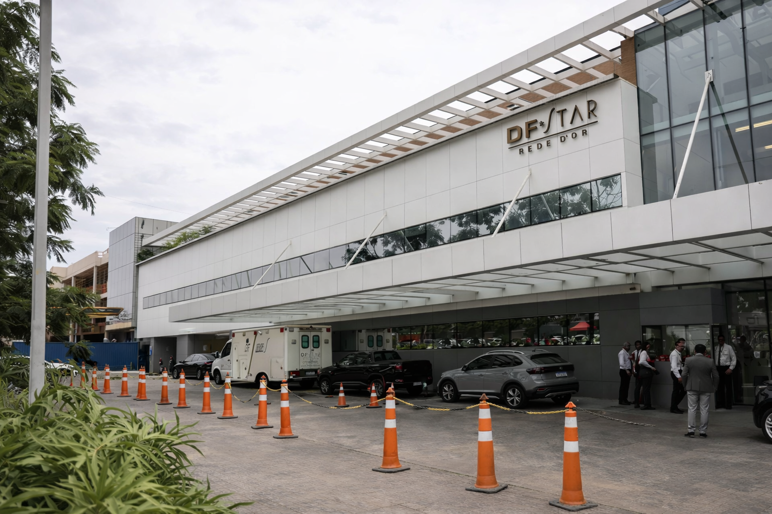 Bolsonaro é internado em UTI com broncopneumonia e médicos alertam para risco de vida