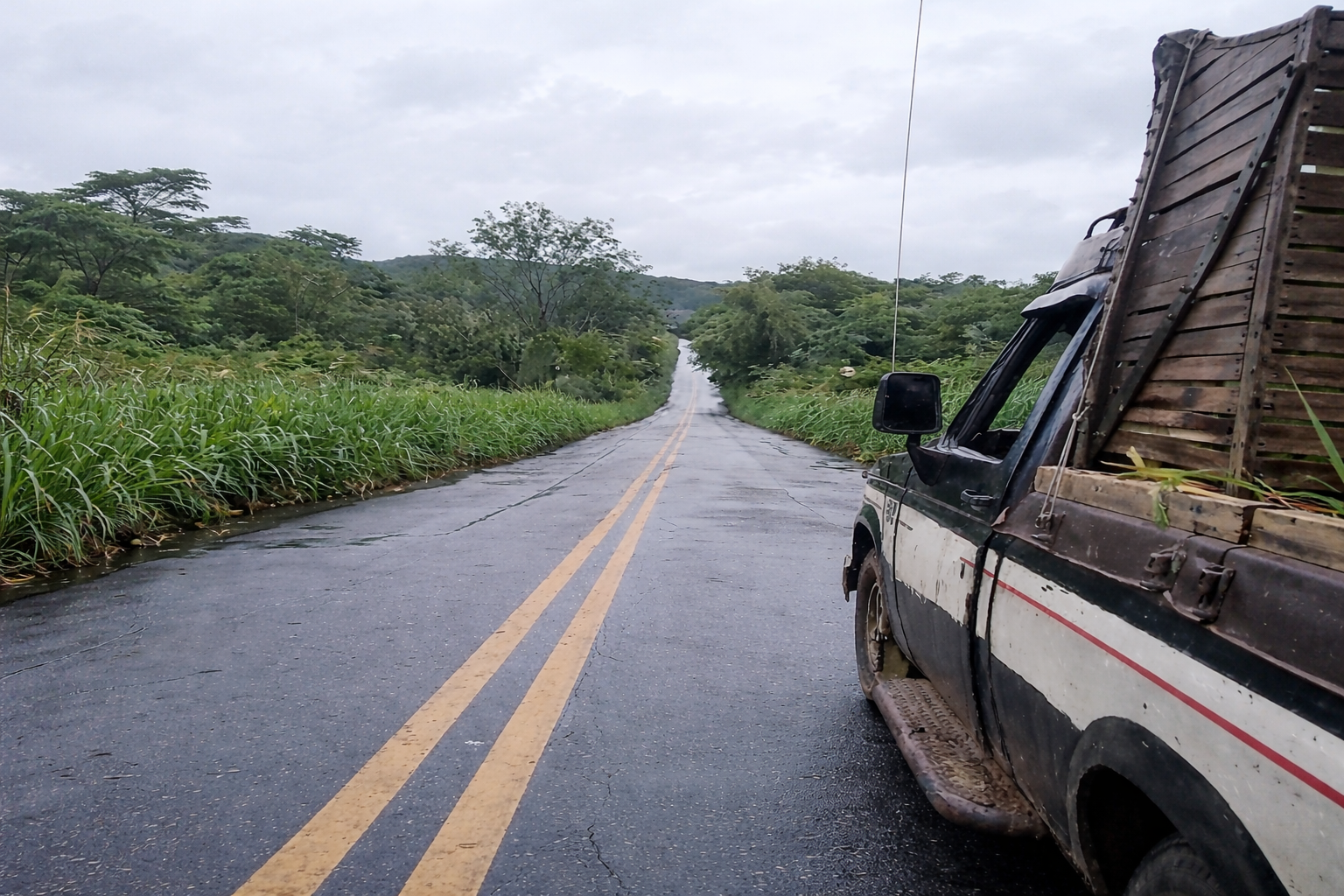 Estrada em Porteiras viraliza ao fazer carro subir aparentemente sem motor