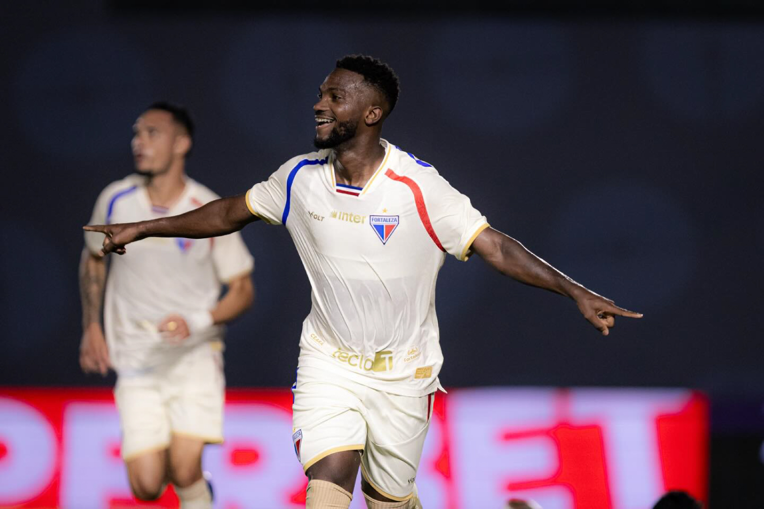 Vitinho decide e Fortaleza avança à quinta fase da Copa do Brasil