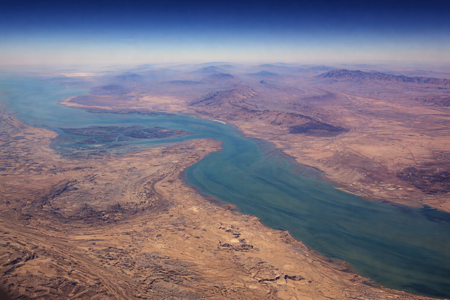 Irã ameaça fechar completamente o Estreito de Ormuz se EUA atacarem suas usinas de energia