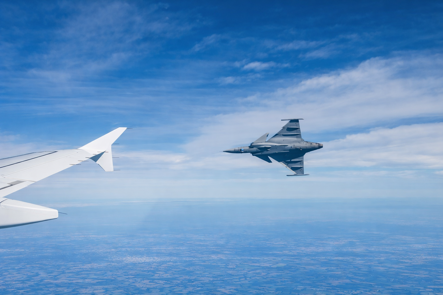 Brasil entrega primeiro caça supersônico fabricado no país e Lula acompanha voo do Gripen