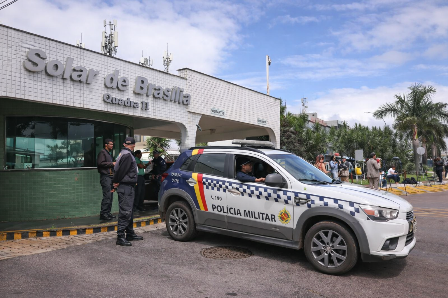 Moraes nega livre acesso de filhos de Bolsonaro à prisão domiciliar e mantém regime fechado