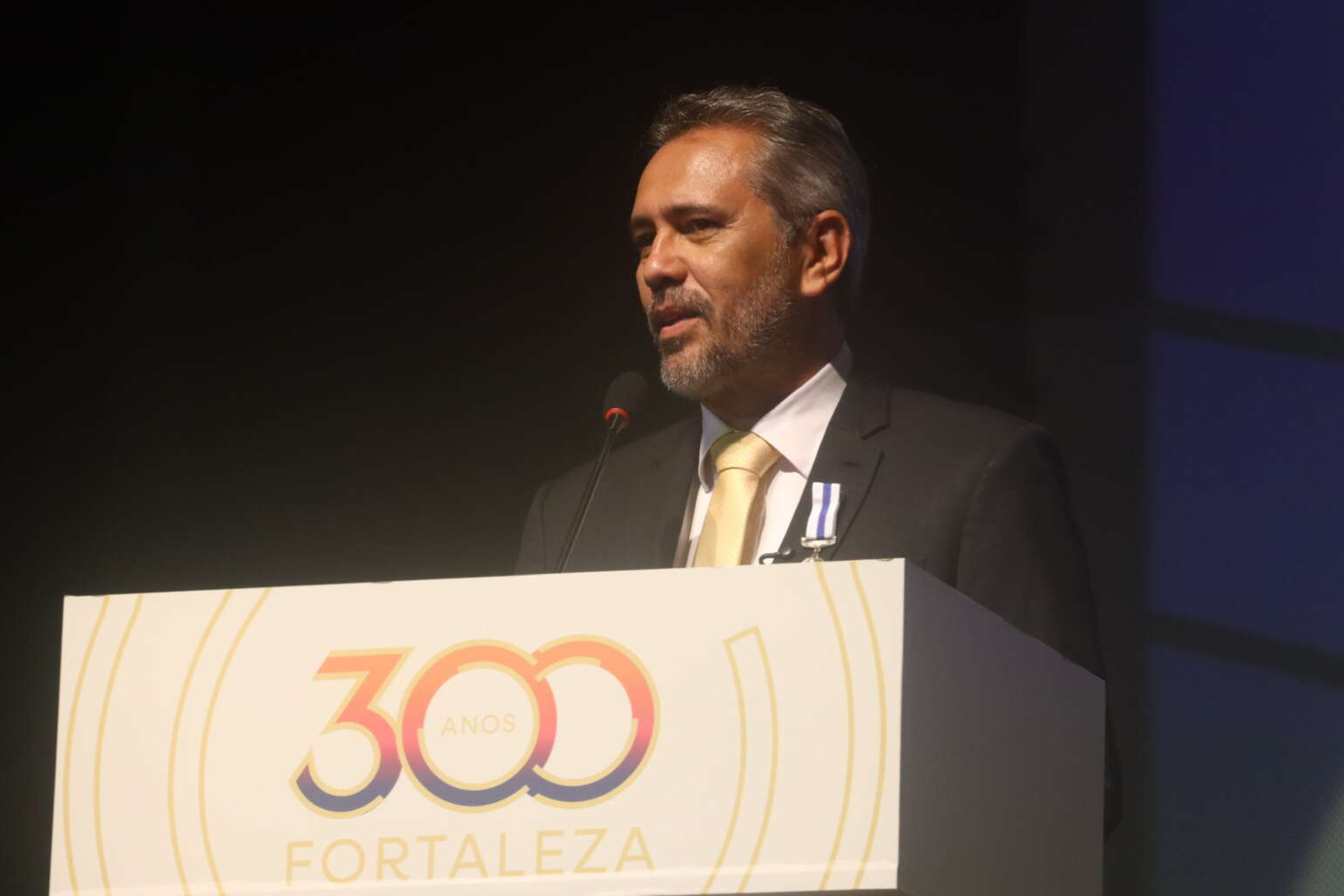 Elmano de Freitas recebe Medalha Iracema na abertura das celebrações dos 300 anos de Fortaleza