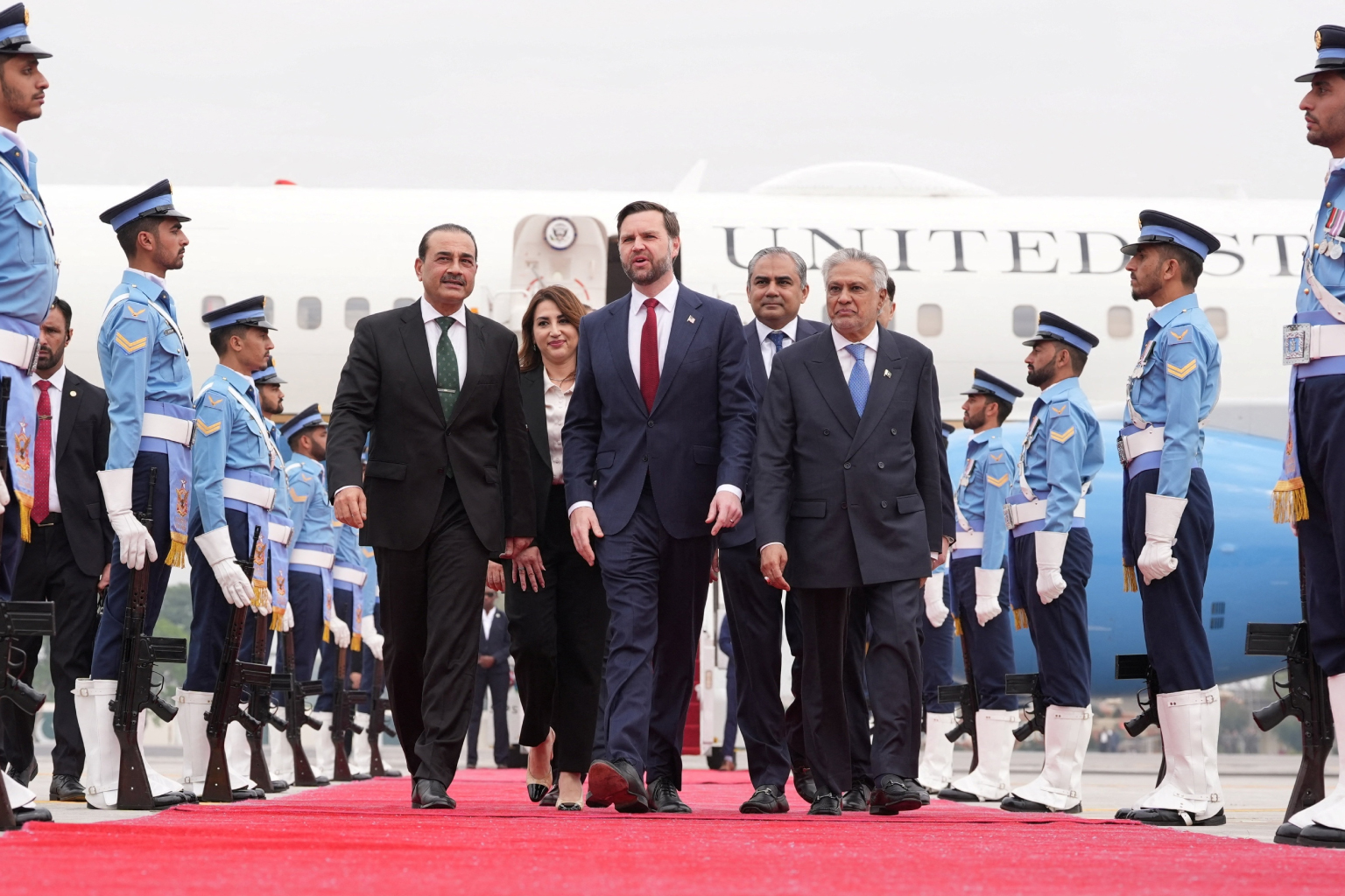 EUA e Irã iniciam negociações de paz no Paquistão com Vance à frente da delegação americana