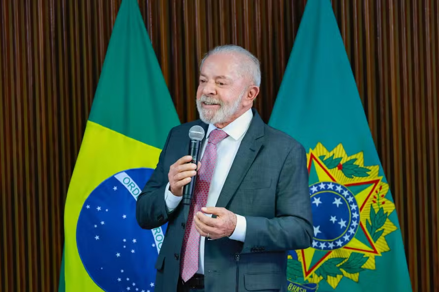 Lula envia ao Congresso com urgência projeto que acaba com a escala 6x1