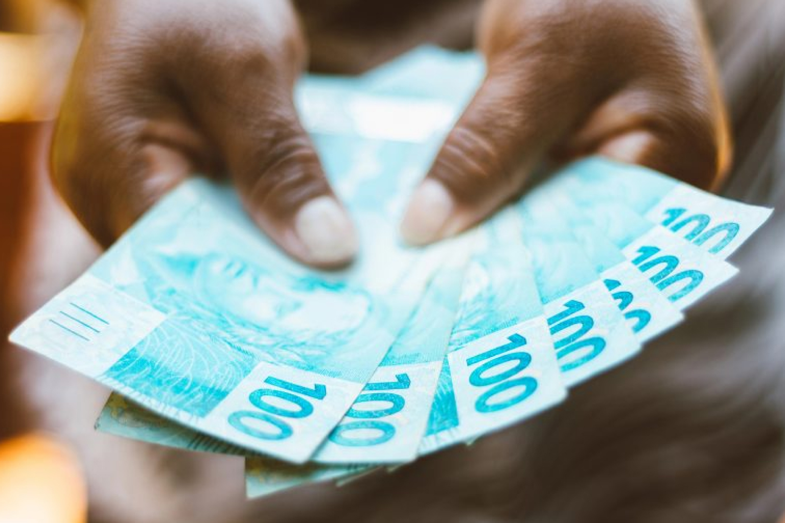 Governo federal prevê salário mínimo de R$ 1.717 em 2027 com aumento de 5,9%