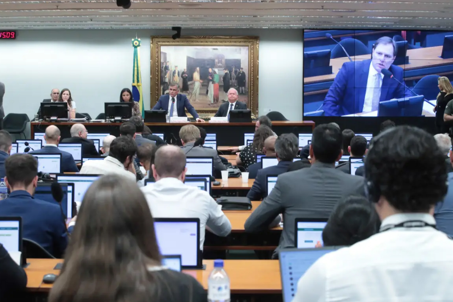 CCJ da Câmara aprova PEC do fim da escala 6x1 e texto segue para comissão especial