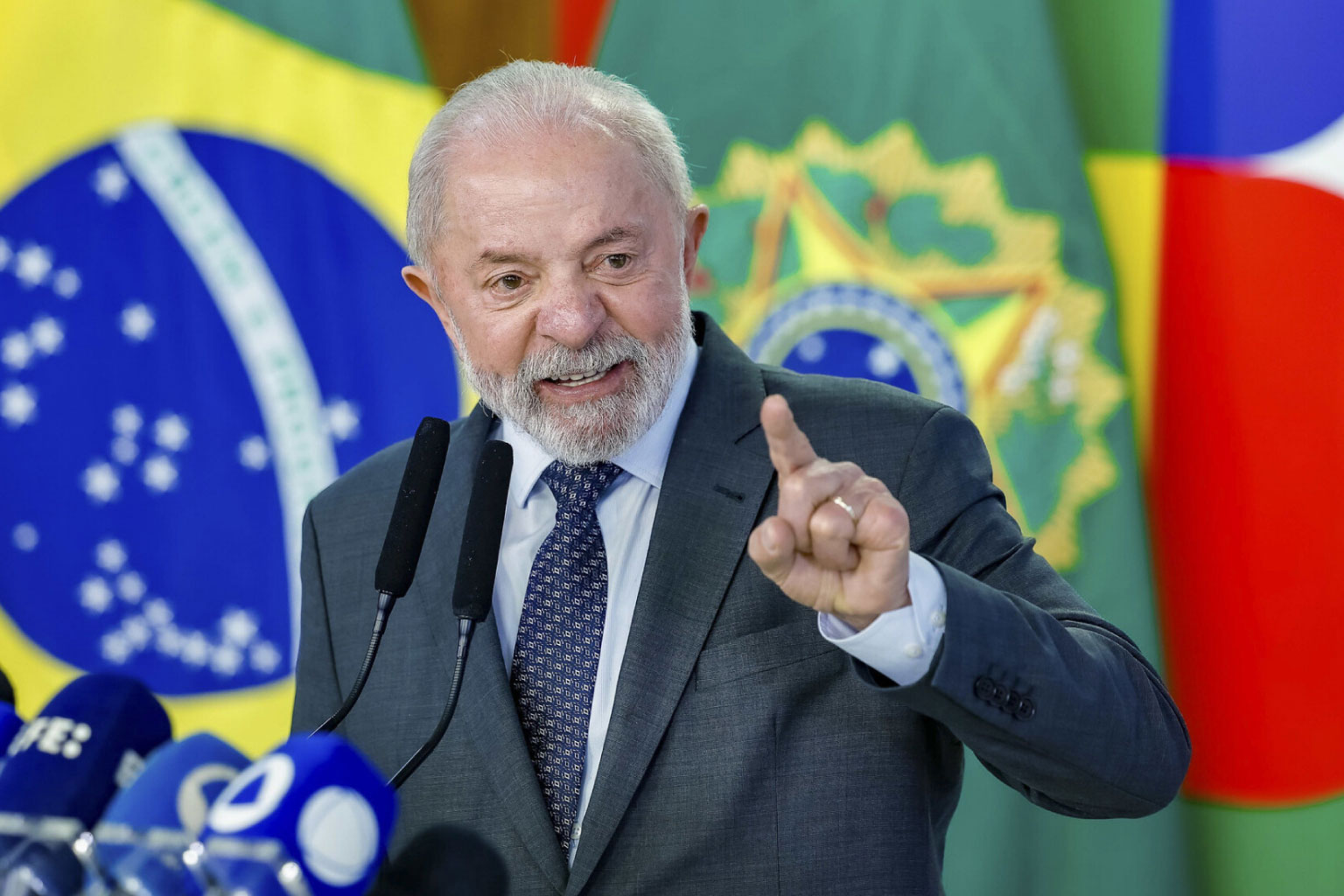 Lula passa por dois procedimentos no Sírio-Libanês e recebe alta nesta manhã