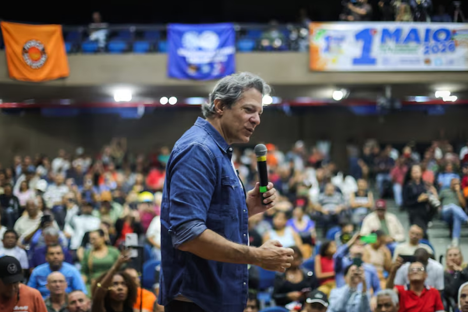 Haddad diz que "lavagem cerebral coletiva" explica empates entre Lula e Flávio nas pesquisas