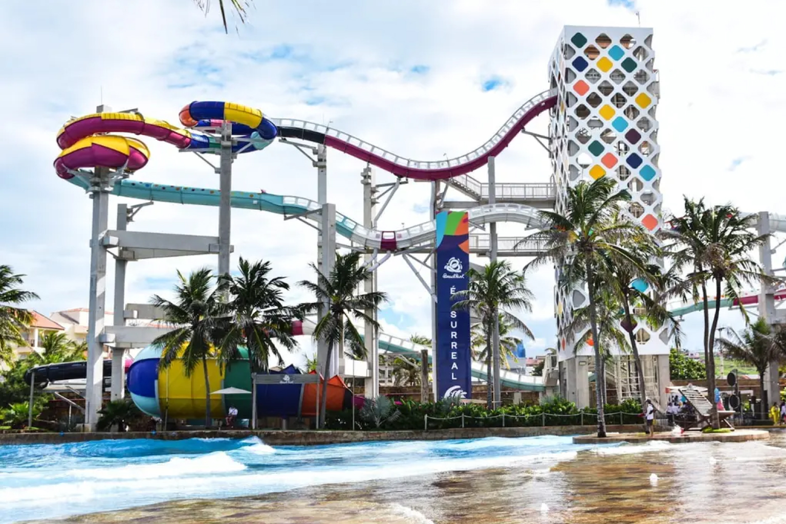 Beach Park entra para o Guinness com o Surreal, a montanha-russa aquática mais alta do mundo