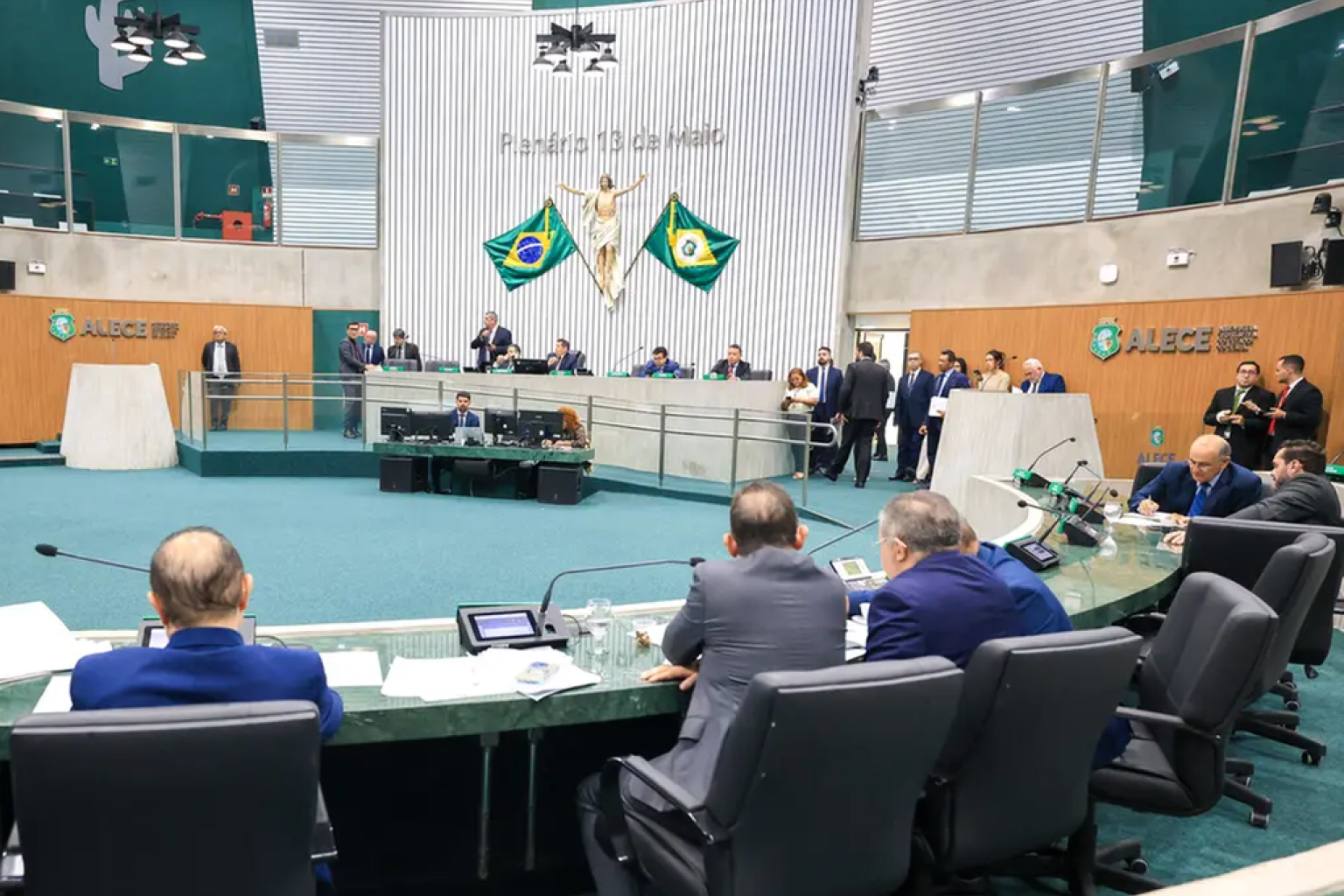 Elmano envia PLDO 2027 à Alece com alta de 6% na receita e R$ 3,9 bilhões em investimentos