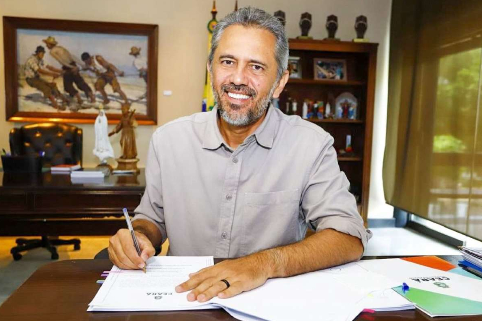 Elmano envia à Alece e estado aprova subsídio que reduz diesel em R$ 1,20 por litro
