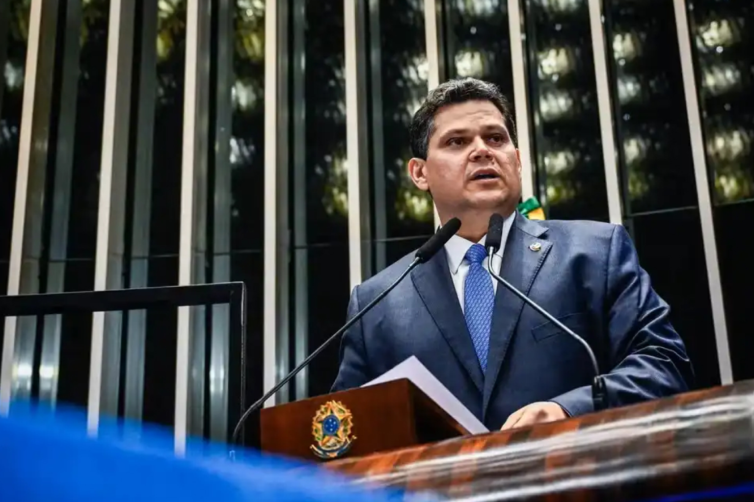 Alcolumbre promulga Lei da Dosimetria e abre caminho para redução da pena de Bolsonaro