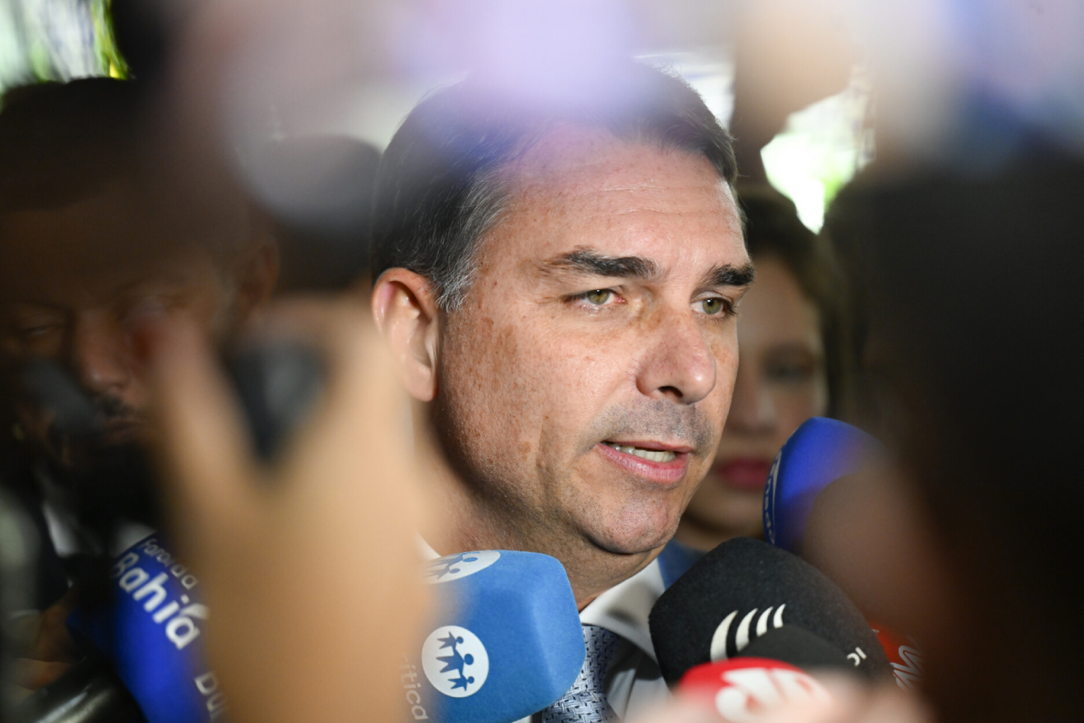 Flávio Bolsonaro confirma que pediu dinheiro a Vorcaro para financiar filme do pai