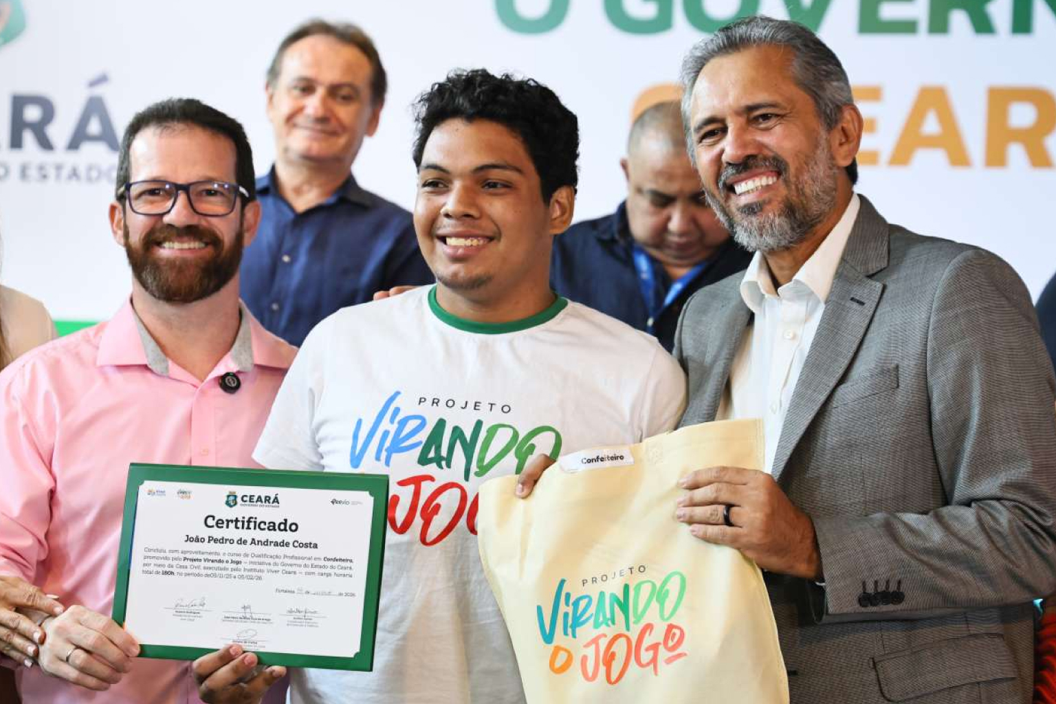 Virando o Jogo certifica 719 jovens e entrega kits de empreendedorismo em cerimônia no Palácio