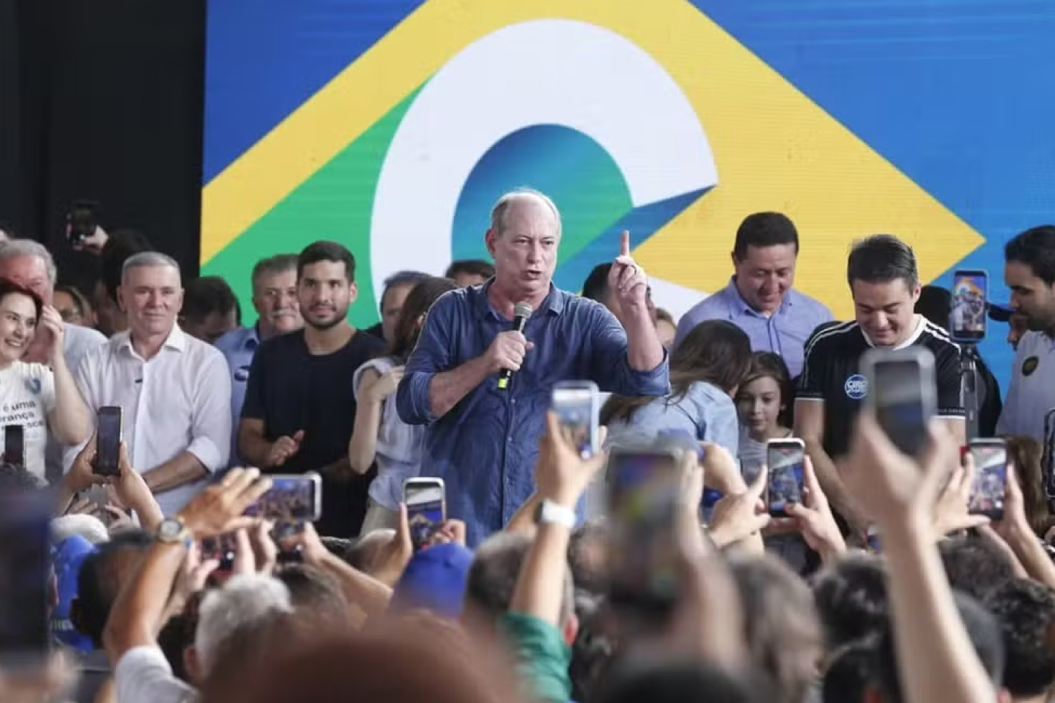 Ciro Gomes lança pré-candidatura ao governo do Ceará e convida Roberto Cláudio para vice