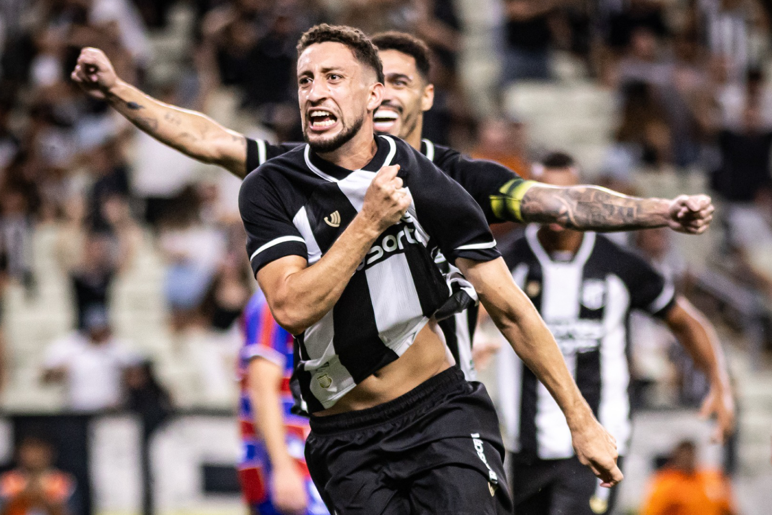 Ceará vence Fortaleza de virada por 2 a 1 e amplia tabu para 15 jogos no Clássico-Rei