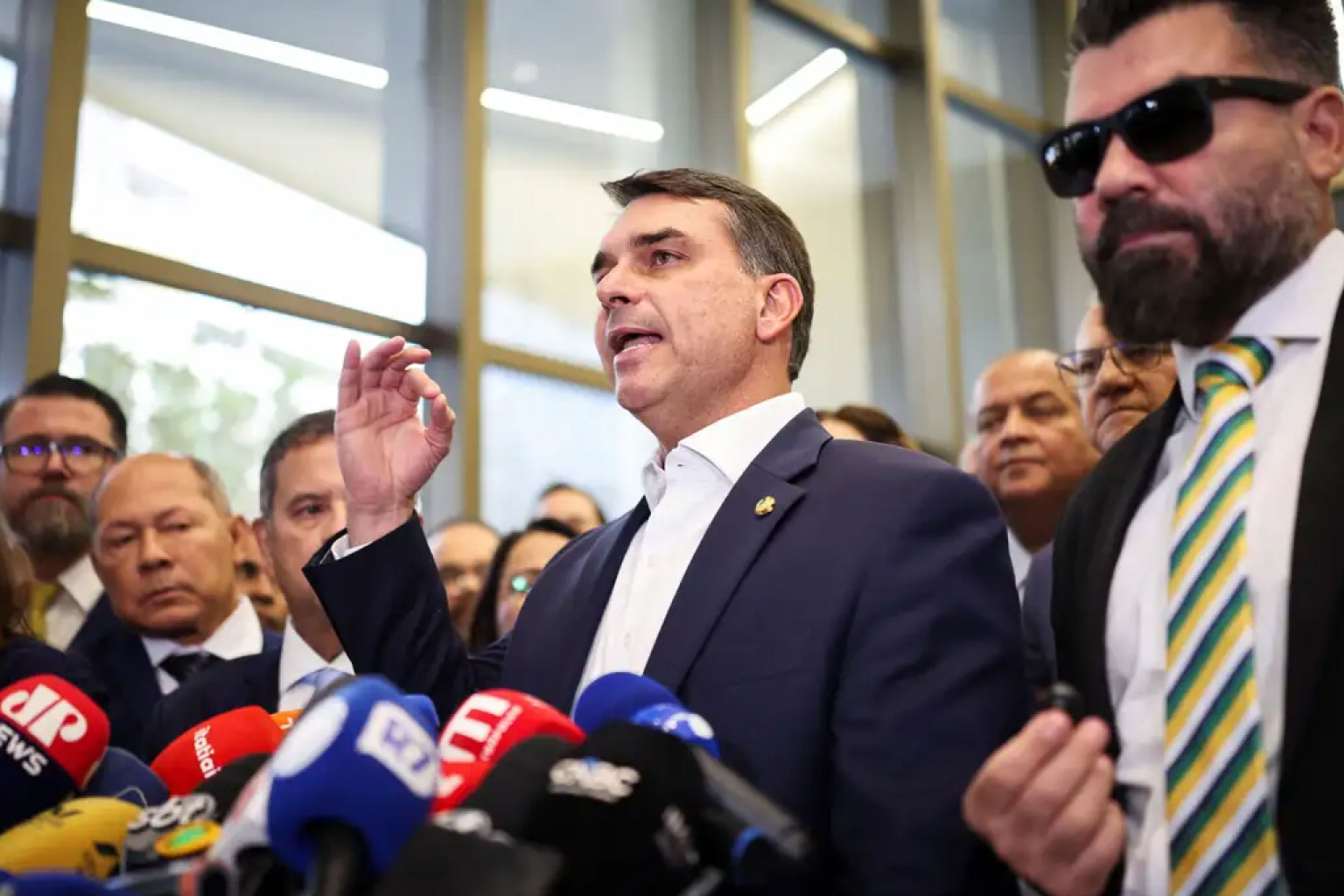Flávio Bolsonaro admite visita a Vorcaro na prisão domiciliar para encerrar relação com o filme