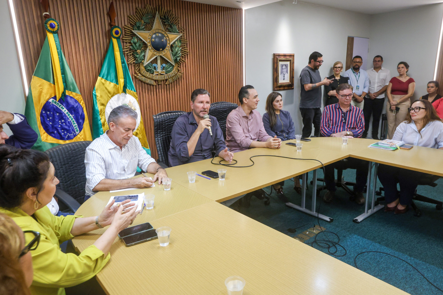 Alece anuncia implementação da jornada de 40 horas semanais para servidores a partir de junho