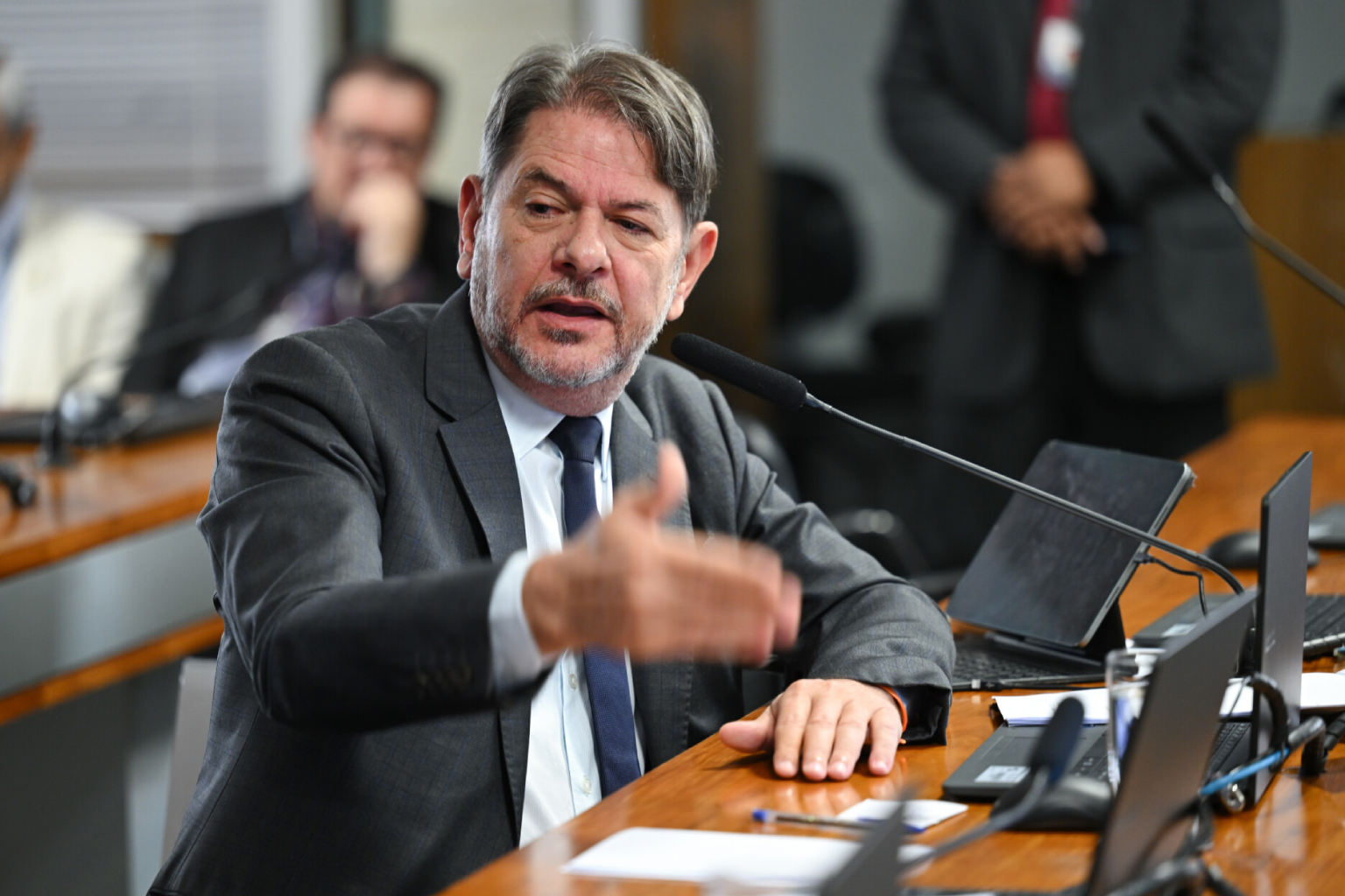 Cid admite pela 1ª vez disputar reeleição ao Senado e aguarda sinalização de Júnior Mano