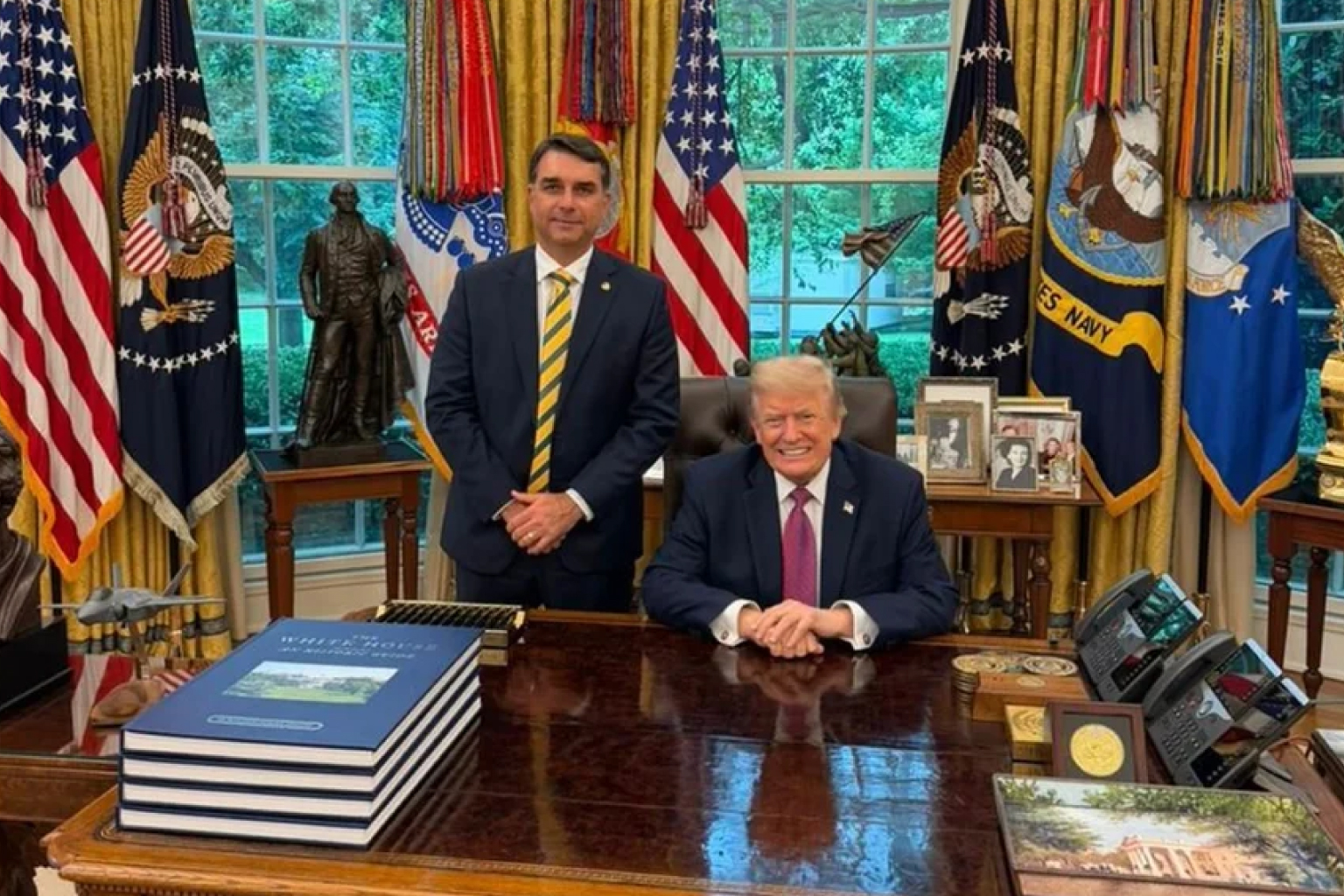 Flávio Bolsonaro é recebido por Trump na Casa Branca em reunião de mais de uma hora