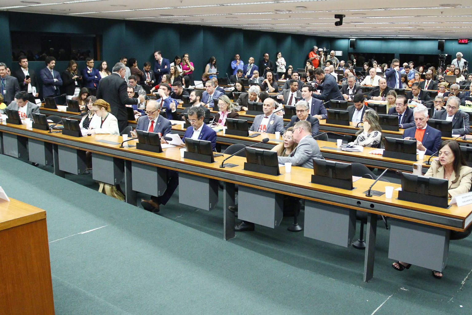 Comissão da Câmara aprova texto-base da PEC do fim da escala 6x1 com transição de 14 meses
