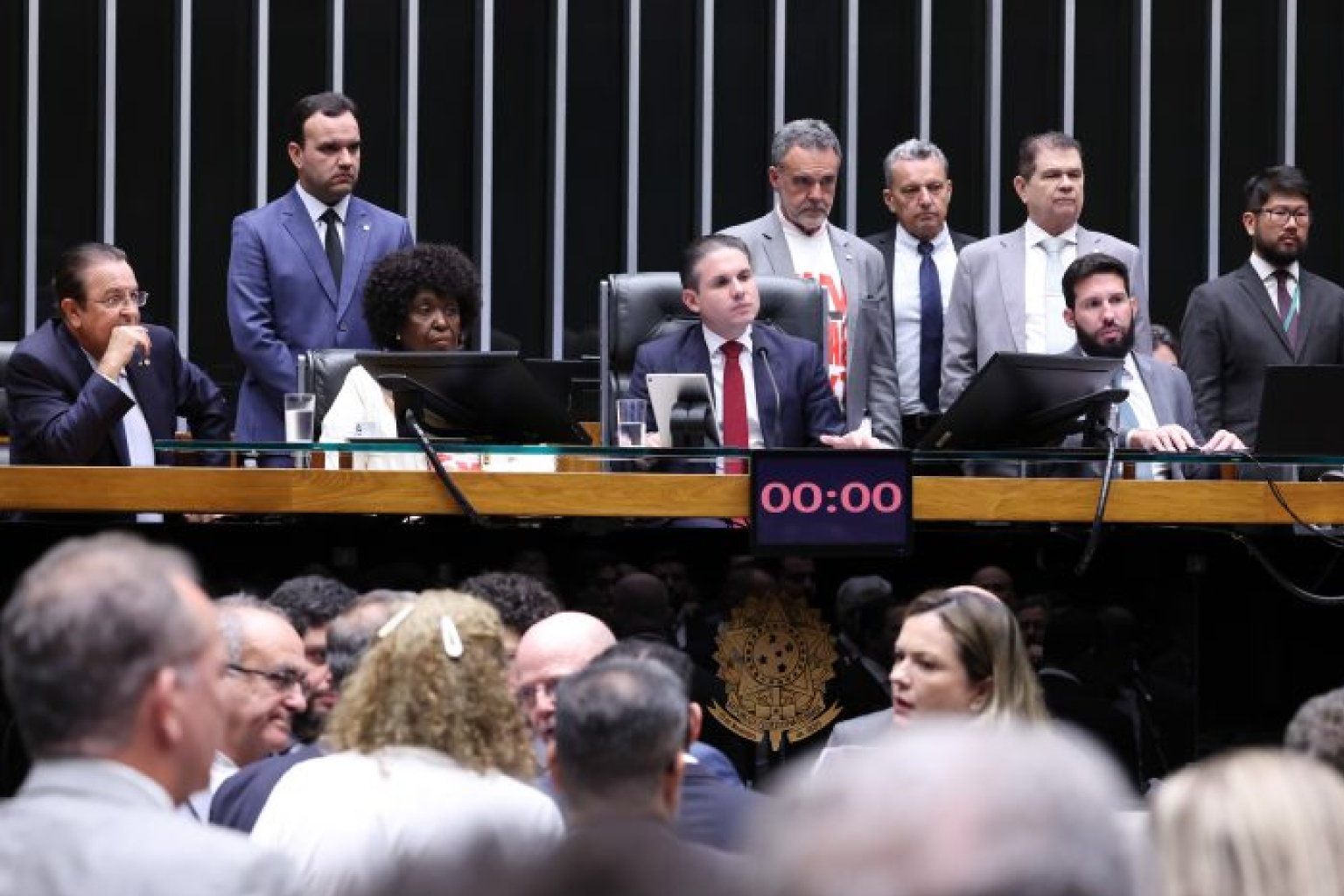 Câmara aprova fim da escala 6x1 em dois turnos e PEC segue para o Senado