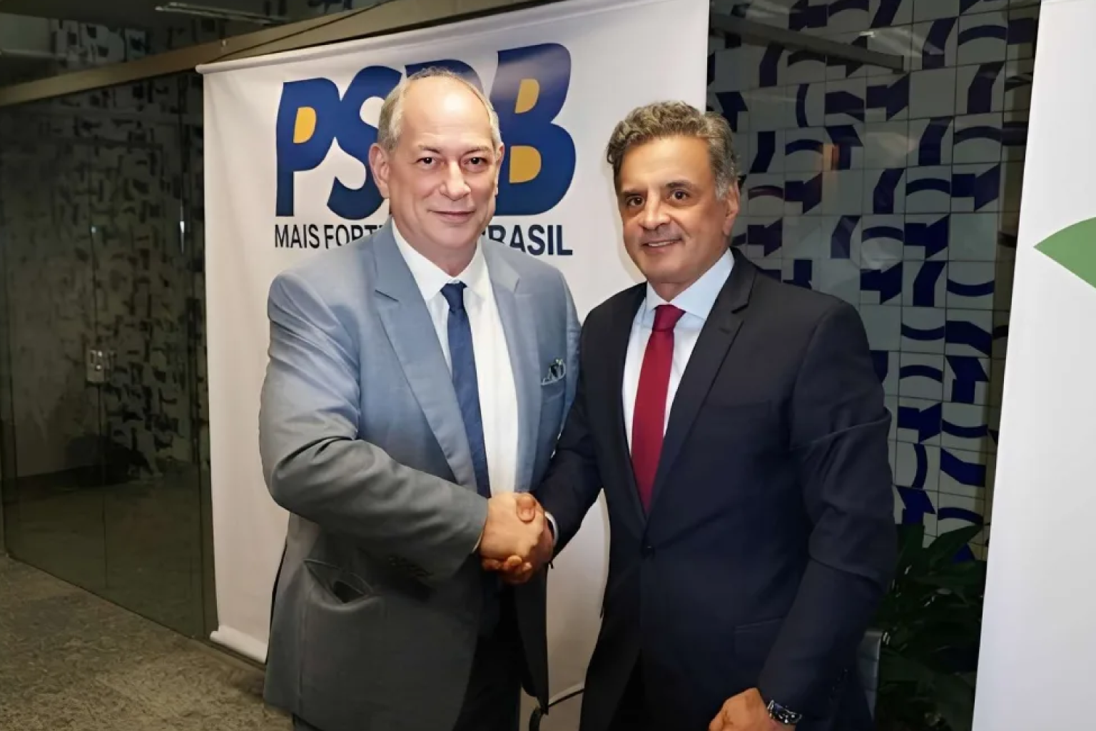 Ciro publica nota em defesa de candidatura de Aécio à Presidência e descarta apoio a Flávio Bolsonaro