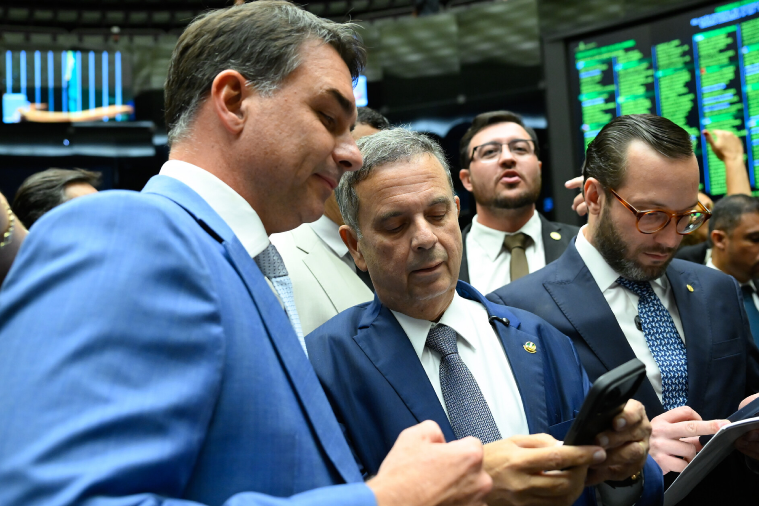 PEC alternativa ao fim da escala 6x1 chega a 40 assinaturas no Senado com Girão e Flávio Bolsonaro