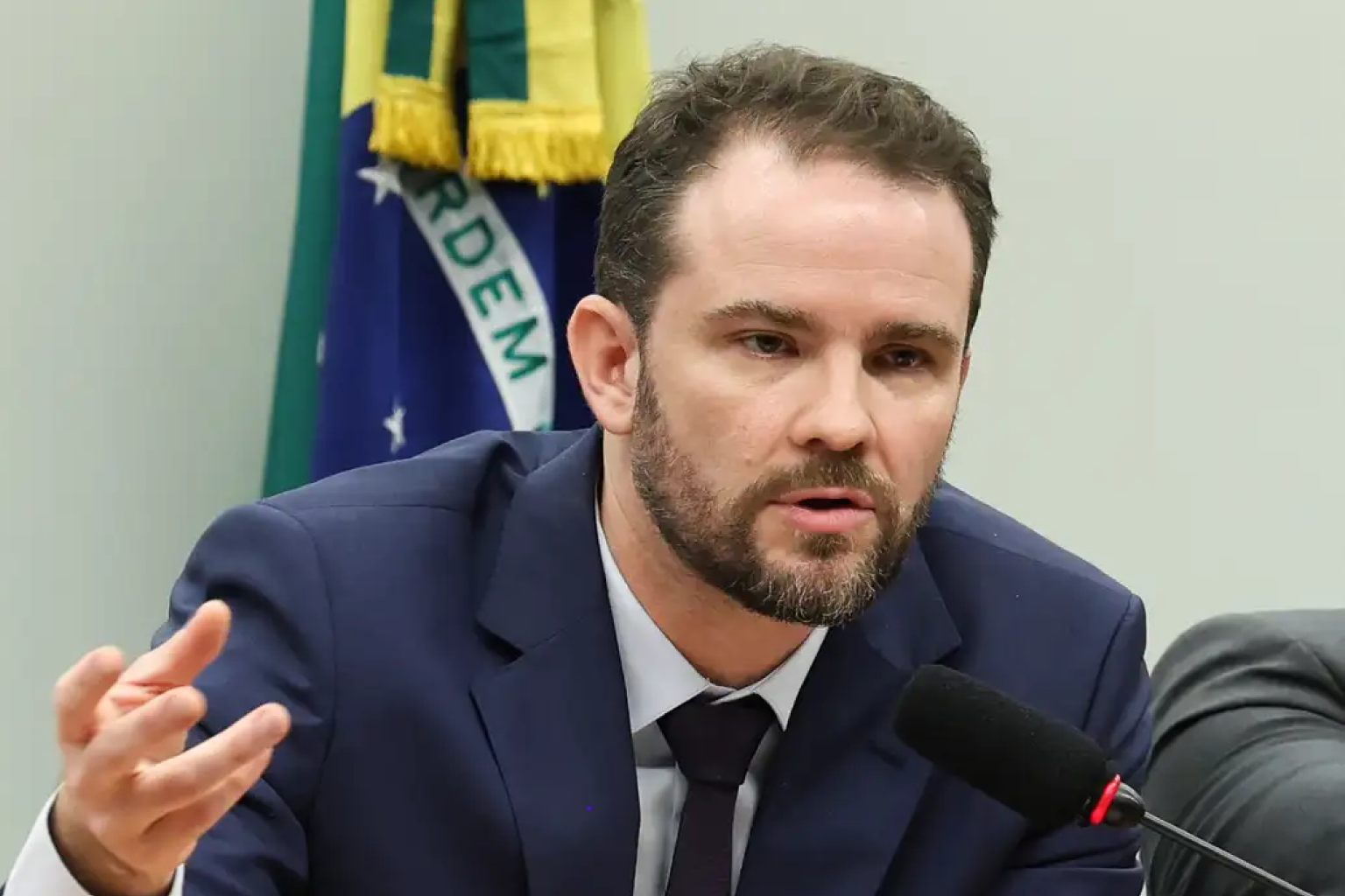 Brasileiros podem ficar livres da declaração do Imposto de Renda em até três anos, diz ministro da Fazenda
