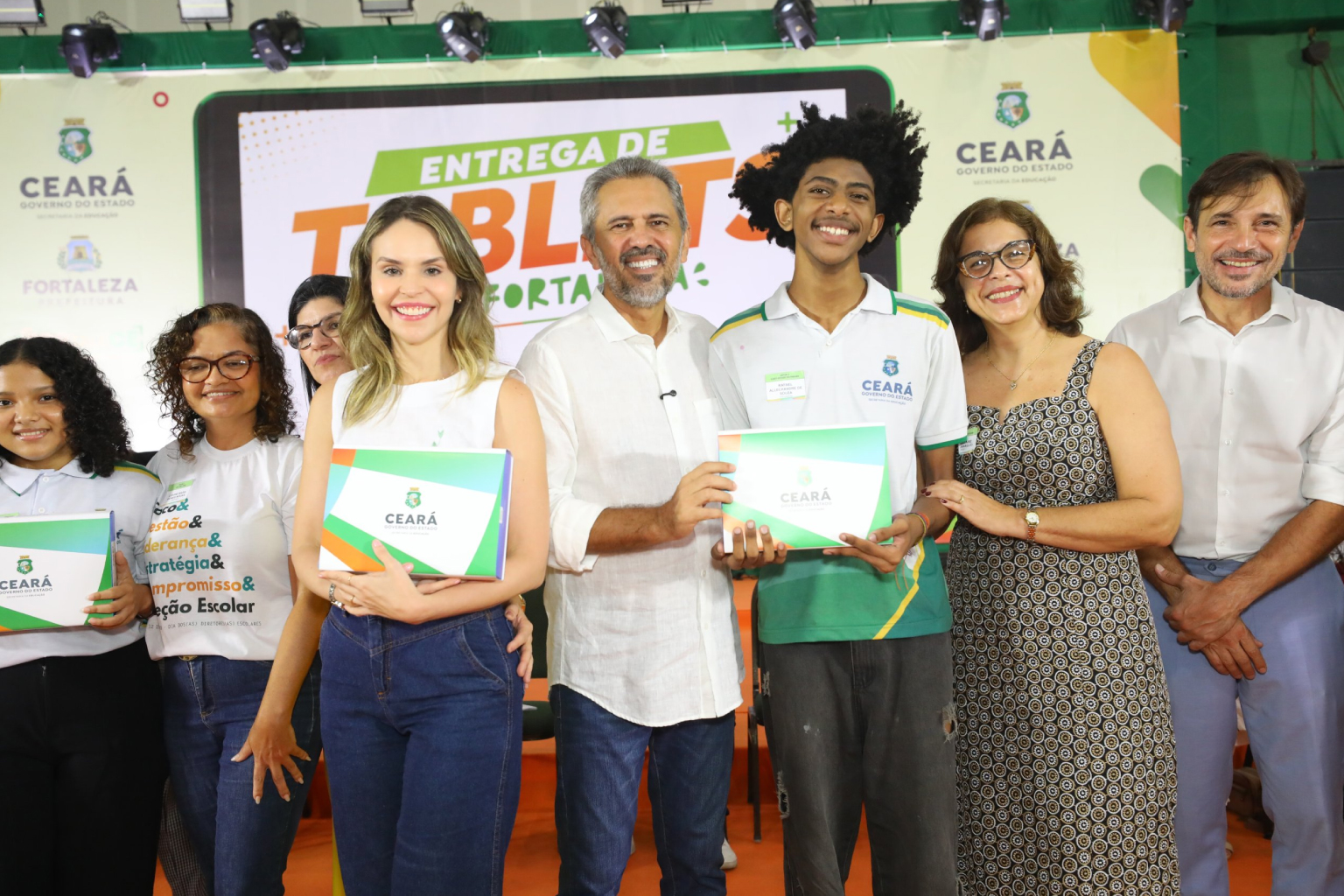 Governo do Ceará entrega mais de 25 mil tablets a alunos da rede pública de Fortaleza com R$ 11 milhões investidos
