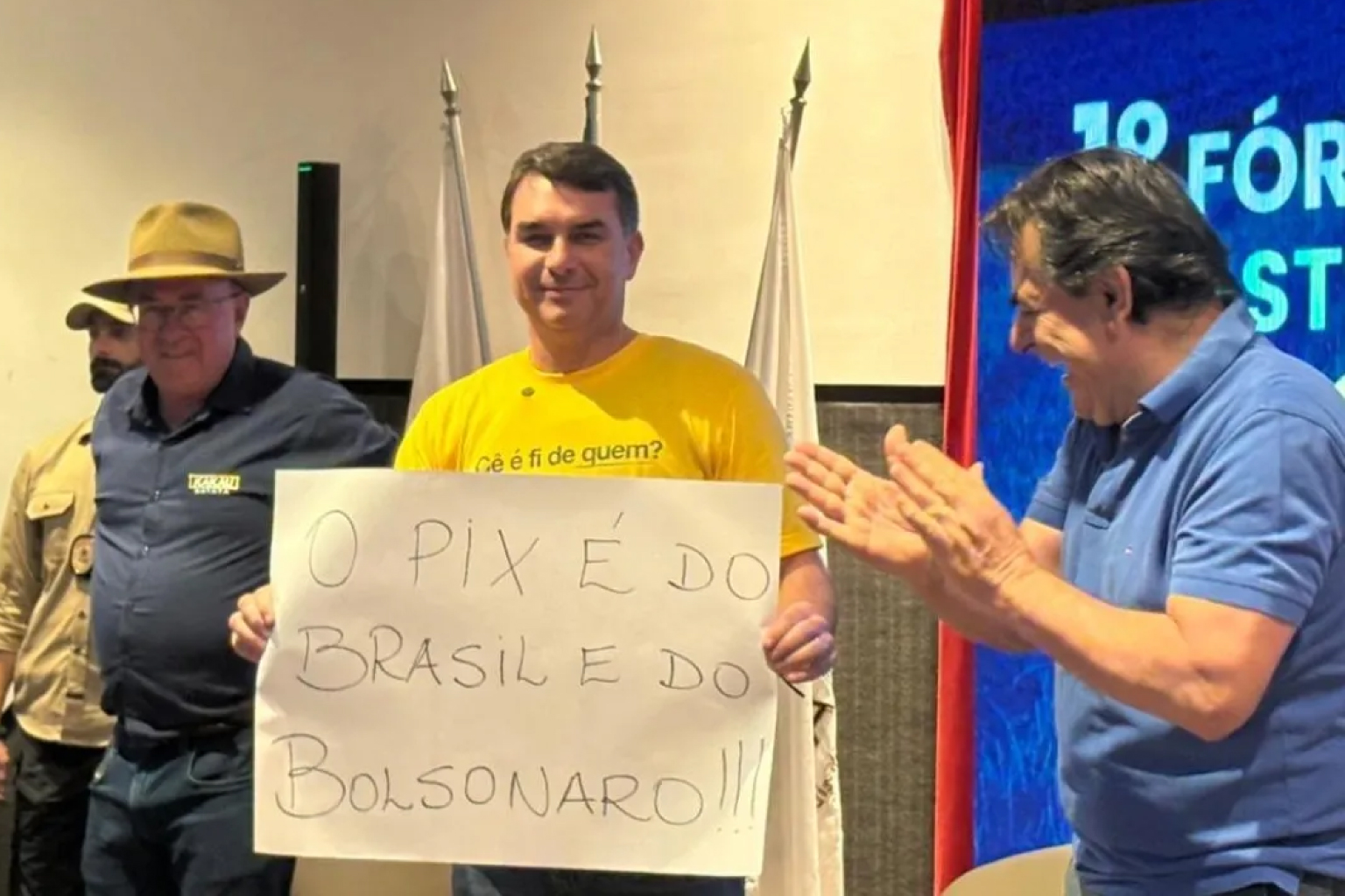Após Lula defender o Pix, Flávio exibe cartaz: "O Pix é do Brasil e do Bolsonaro"