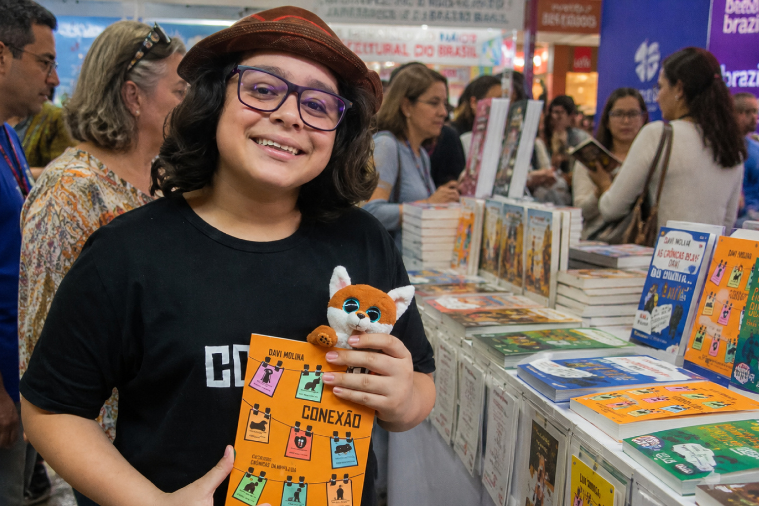 Aos 12 anos, aluno da rede pública de Fortaleza lançou dois livros e quer levar escritores mirins à Bienal de SP