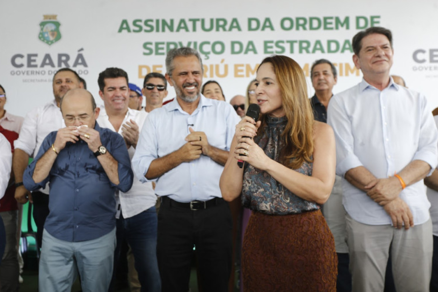 Elmano assina ordem de serviço para pavimentar 17 km da CE-313 entre Camocim e o distrito de Guriú