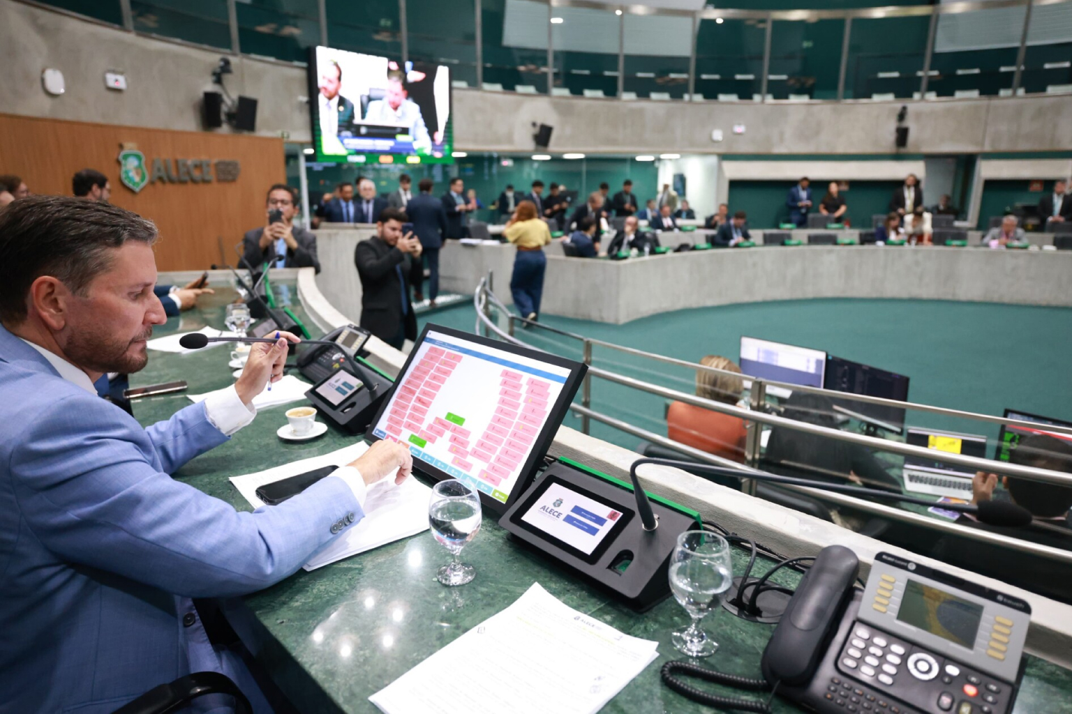 Alece aprova novo Código de Ética por unanimidade com regras para redes sociais e uso de IA