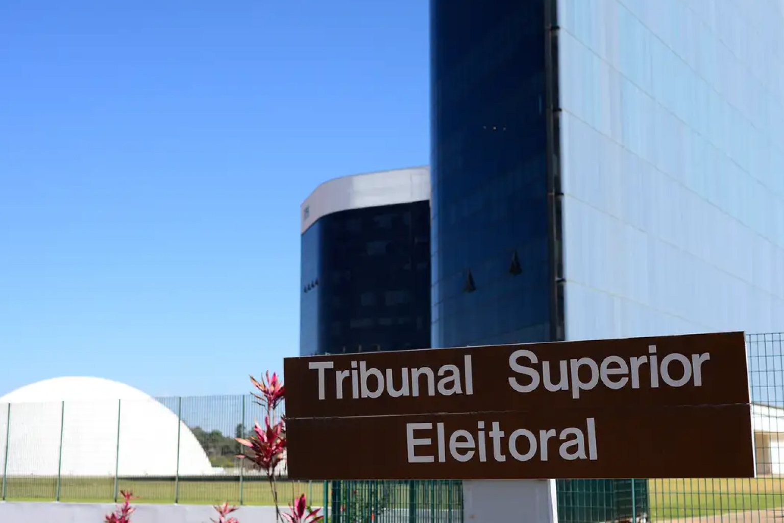 TSE cria comissão permanente para regular uso de IA e combater fake news nas eleições de 2026