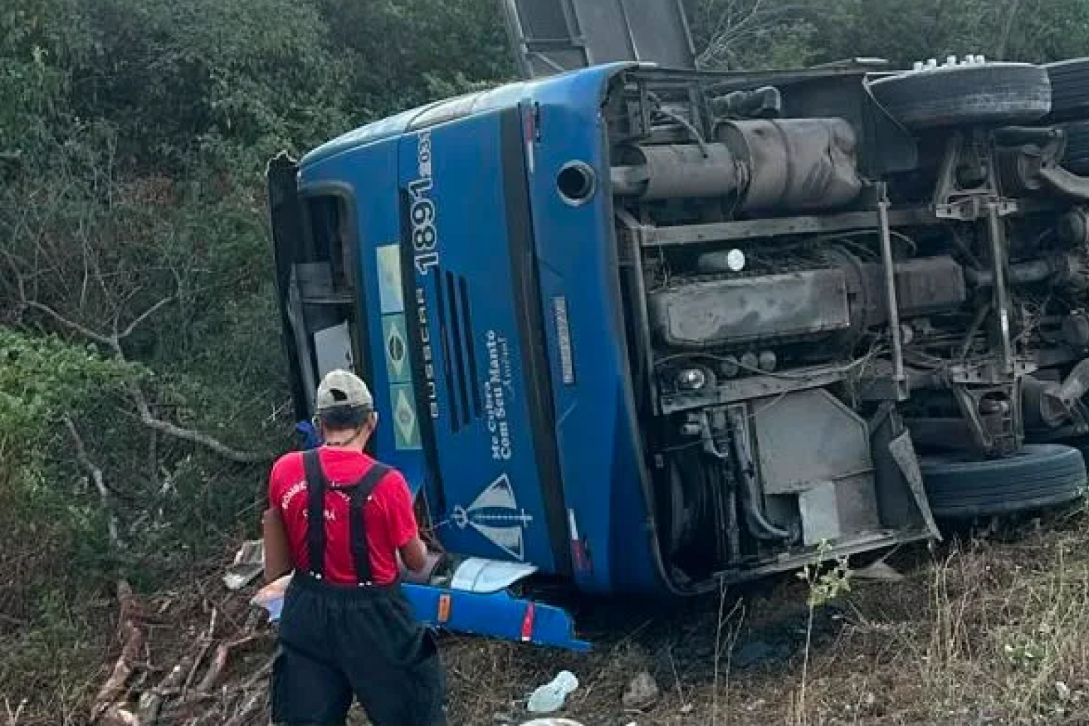 Acidente com ônibus de delegação de basquete na CE-187 deixa sete mortos e mais de 30 feridos no Ceará