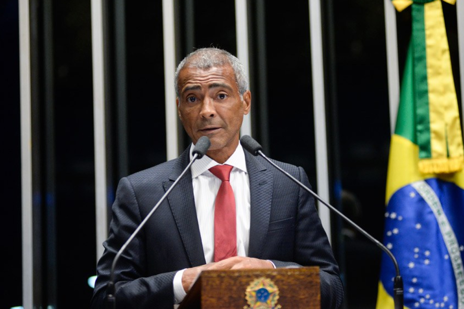 Senado diz que Romário pode comentar Copa do Mundo sem impedimento ao mandato e receberá R$ 46 mil normalmente