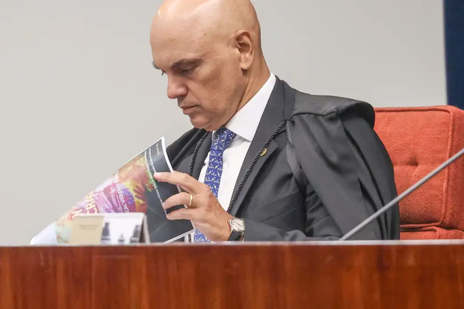 Moraes dá 24 horas para Bolsonaro explicar arma apreendida em blitz no DF durante prisão domiciliar