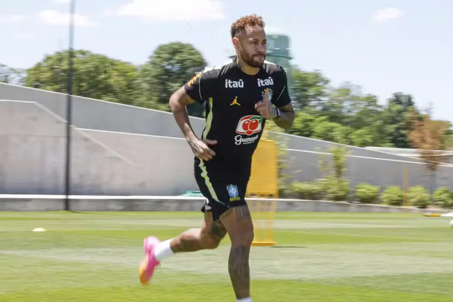 Neymar treina com bola pela primeira vez na Copa do Mundo e pode estrear contra a Escócia no dia 24